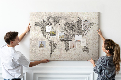 Weltkarte mit Zeitungstextur auf Korkrückwand