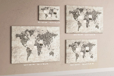 Weltkarte mit Zeitungstextur auf Korkrückwand