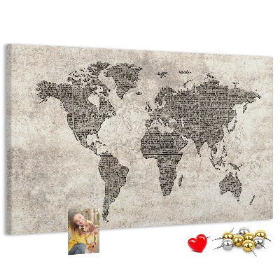 Weltkarte mit Zeitungstextur auf Korkrückwand