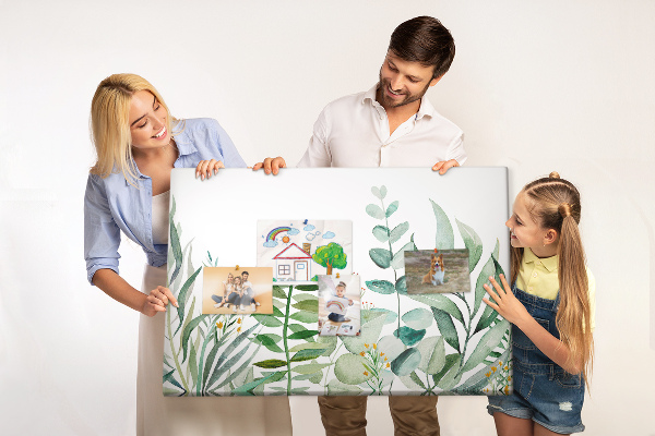 Korktafel mit Motiv tropische Blätter in zarten Farbtönen
