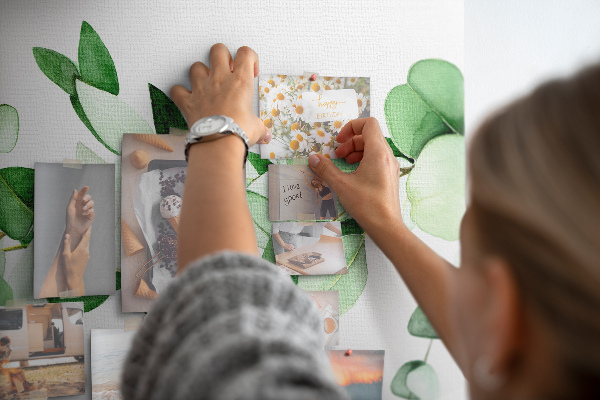 Korkbild grüne Blätter auf hellem Hintergrund