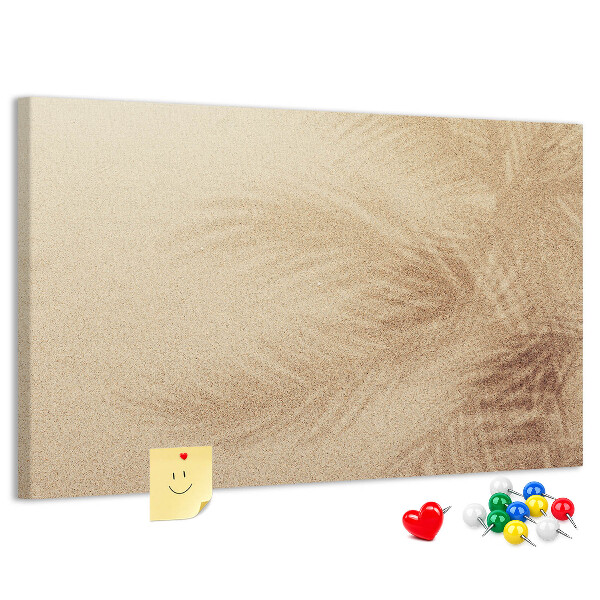 Korktafel mit zartem Palmenmuster im Sand