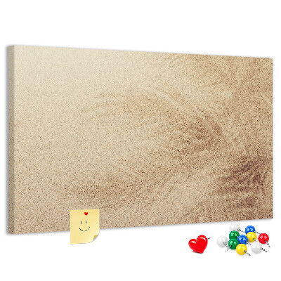 Korktafel mit zartem Palmenmuster im Sand