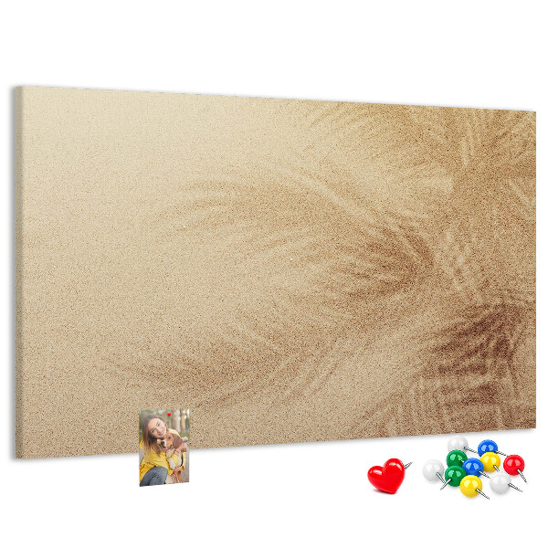 Korktafel mit zartem Palmenmuster im Sand