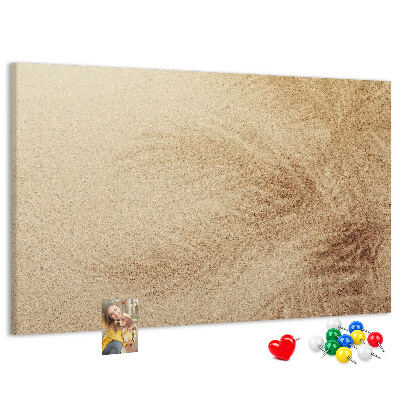 Korktafel mit zartem Palmenmuster im Sand