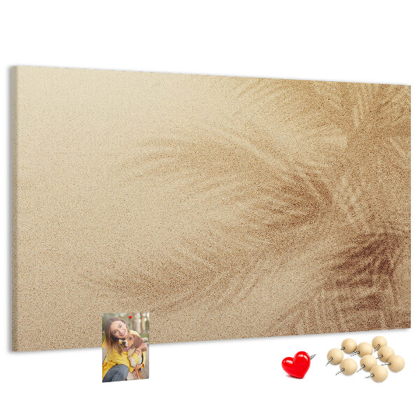 Korktafel mit zartem Palmenmuster im Sand