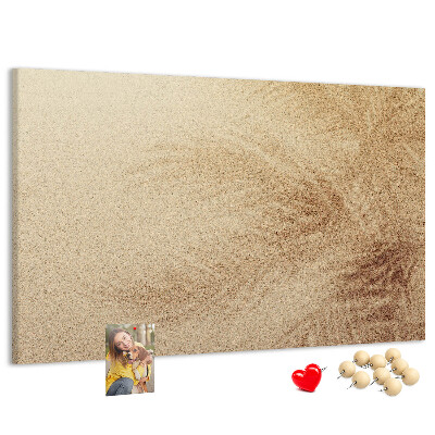 Korktafel mit zartem Palmenmuster im Sand