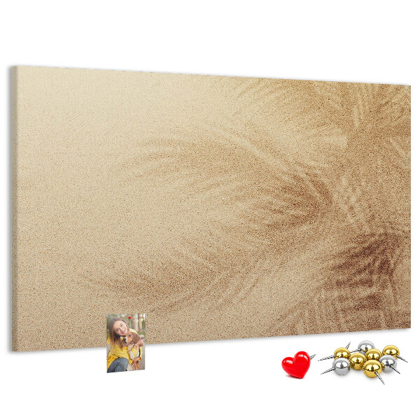Korktafel mit zartem Palmenmuster im Sand