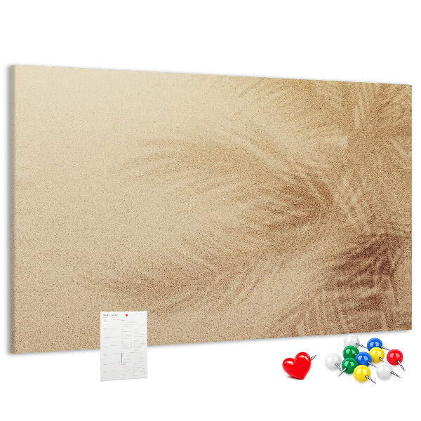 Korktafel mit zartem Palmenmuster im Sand