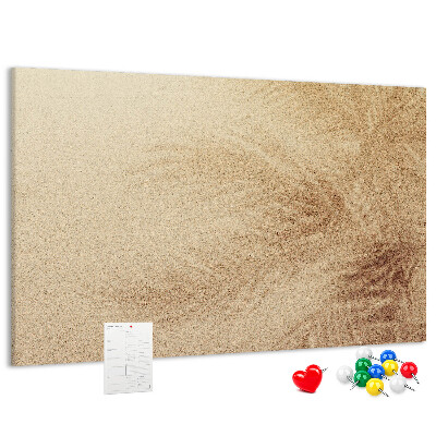 Korktafel mit zartem Palmenmuster im Sand