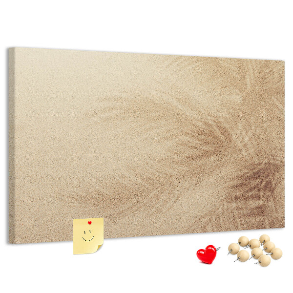 Korktafel mit zartem Palmenmuster im Sand