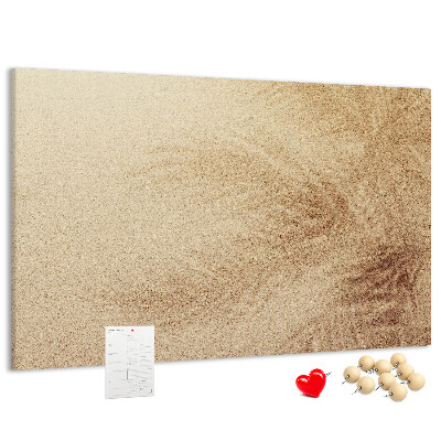 Korktafel mit zartem Palmenmuster im Sand