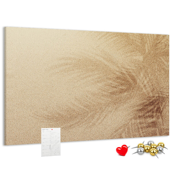 Korktafel mit zartem Palmenmuster im Sand