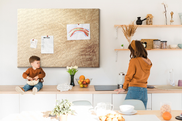 Korktafel mit zartem Palmenmuster im Sand