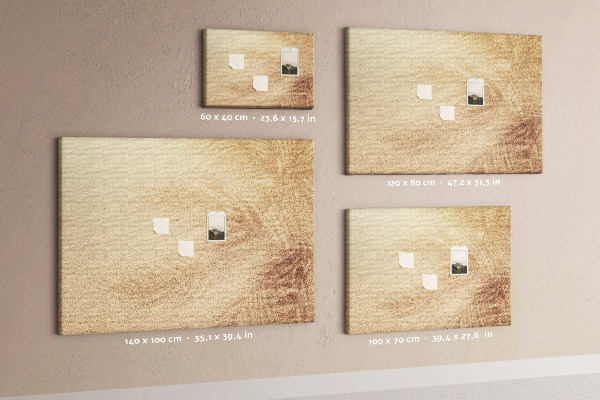 Korktafel mit zartem Palmenmuster im Sand