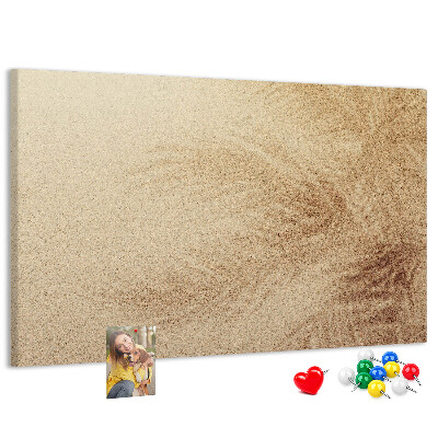 Korktafel mit zartem Palmenmuster im Sand