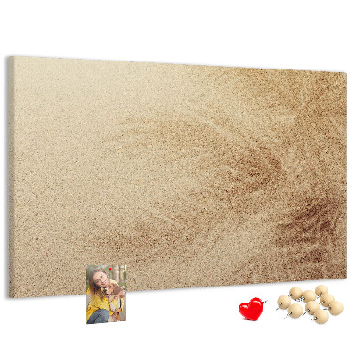 Korktafel mit zartem Palmenmuster im Sand
