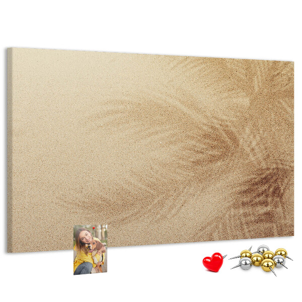 Korktafel mit zartem Palmenmuster im Sand