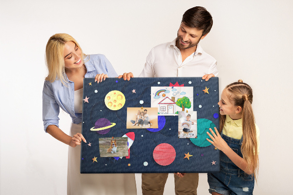 Bild mit Korkrückwand eine Weltraumreise durch farbenprächtige Planeten