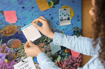 Korktafel mit Motiv einer tropischen Unterwasserwelt voller Farben und Fische