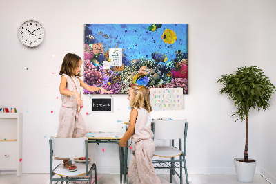 Korktafel mit Motiv einer tropischen Unterwasserwelt voller Farben und Fische