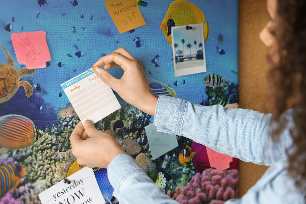 Korktafel mit Motiv einer tropischen Unterwasserwelt voller Farben und Fische