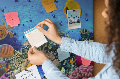 Korktafel mit Motiv einer tropischen Unterwasserwelt voller Farben und Fische