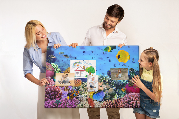 Korktafel mit Motiv einer tropischen Unterwasserwelt voller Farben und Fische