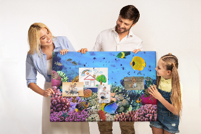 Korktafel mit Motiv einer tropischen Unterwasserwelt voller Farben und Fische