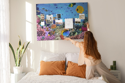 Korktafel mit Motiv einer tropischen Unterwasserwelt voller Farben und Fische