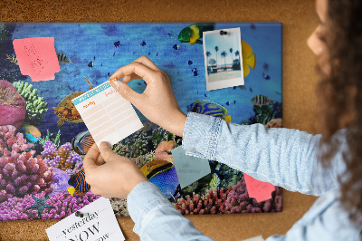 Korktafel mit Motiv einer tropischen Unterwasserwelt voller Farben und Fische