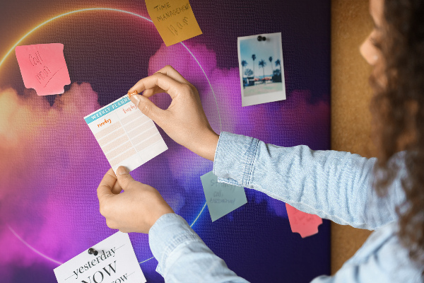Bild mit Korkrückwand bunte Wolken mit einem Neonkreis