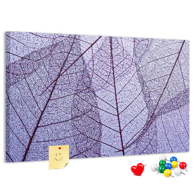 Korktafel mit zartem Blattmuster auf violettem Hintergrund