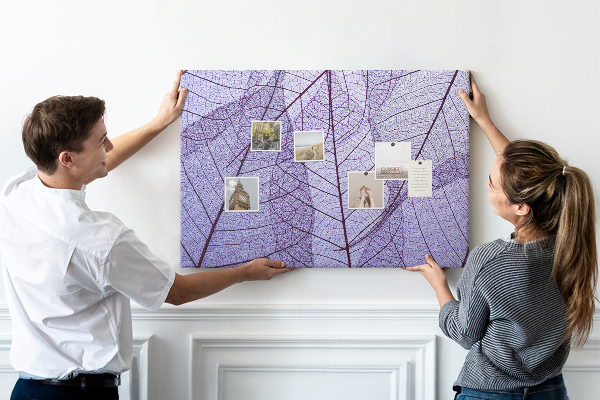 Korktafel mit zartem Blattmuster auf violettem Hintergrund