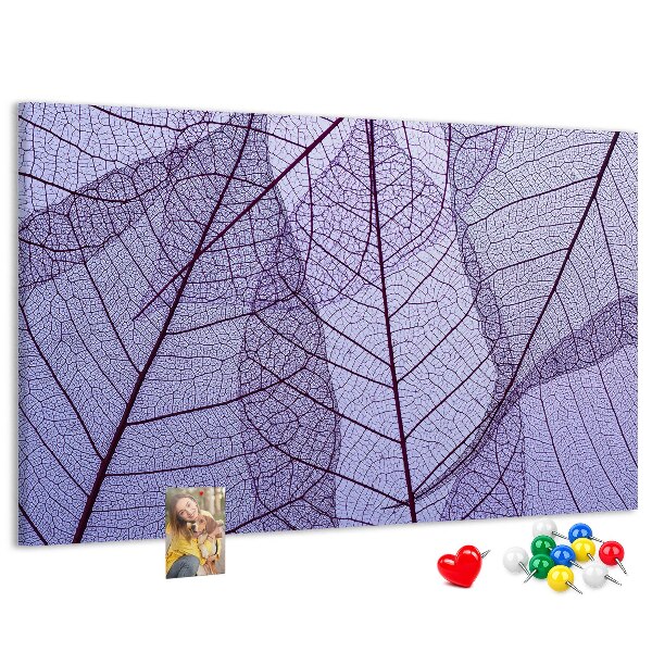 Korktafel mit zartem Blattmuster auf violettem Hintergrund
