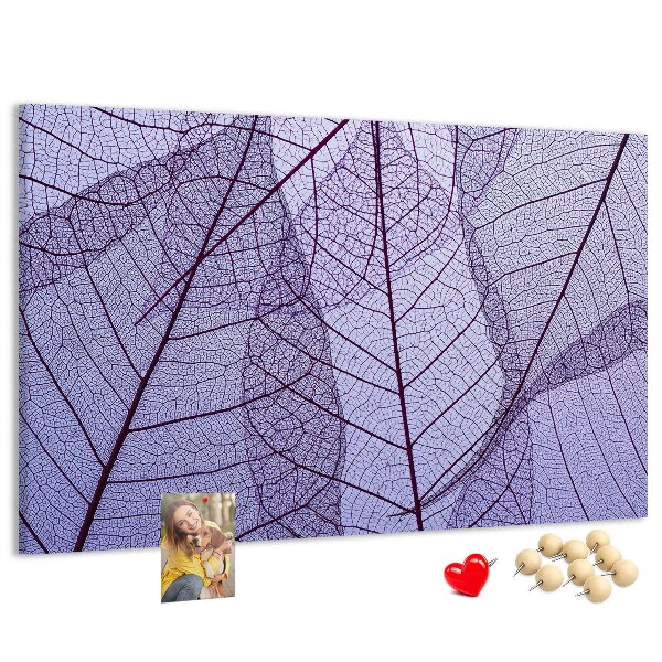 Korktafel mit zartem Blattmuster auf violettem Hintergrund