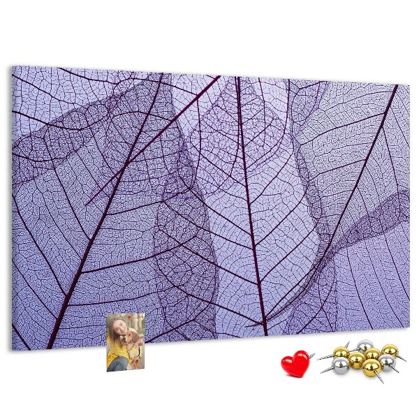 Korktafel mit zartem Blattmuster auf violettem Hintergrund