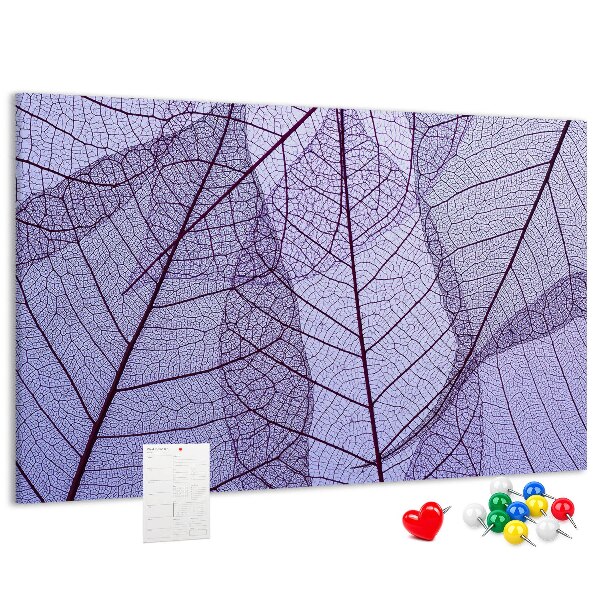 Korktafel mit zartem Blattmuster auf violettem Hintergrund