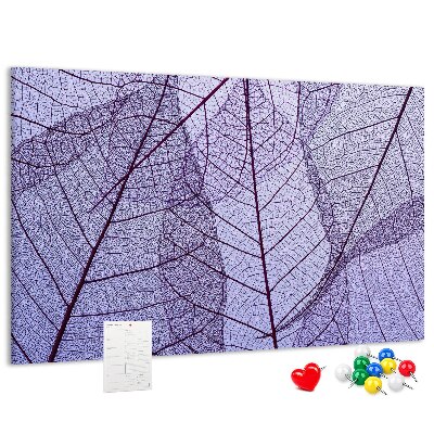 Korktafel mit zartem Blattmuster auf violettem Hintergrund