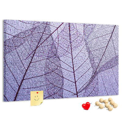 Korktafel mit zartem Blattmuster auf violettem Hintergrund