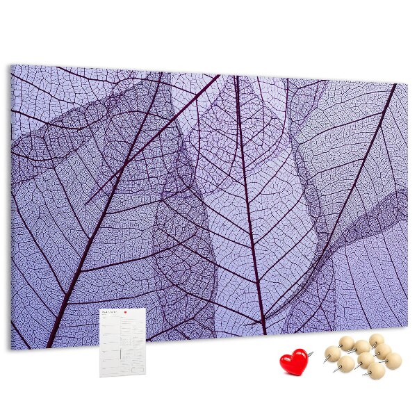 Korktafel mit zartem Blattmuster auf violettem Hintergrund