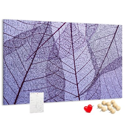 Korktafel mit zartem Blattmuster auf violettem Hintergrund