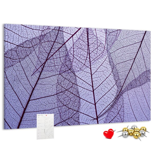 Korktafel mit zartem Blattmuster auf violettem Hintergrund