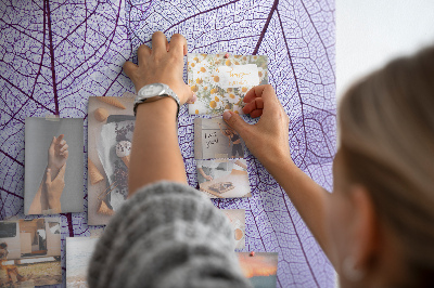 Korktafel mit zartem Blattmuster auf violettem Hintergrund