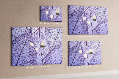 Korktafel mit zartem Blattmuster auf violettem Hintergrund