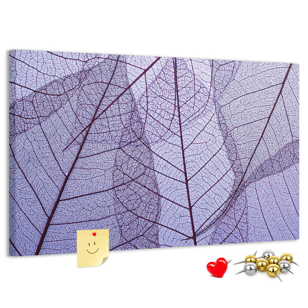 Korktafel mit zartem Blattmuster auf violettem Hintergrund