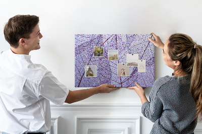 Korktafel mit zartem Blattmuster auf violettem Hintergrund