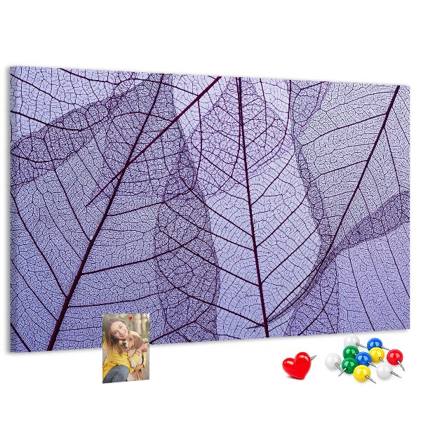 Korktafel mit zartem Blattmuster auf violettem Hintergrund