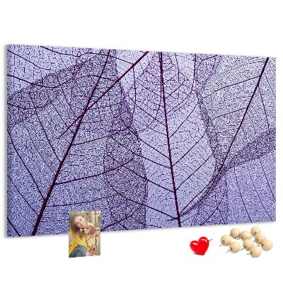 Korktafel mit zartem Blattmuster auf violettem Hintergrund