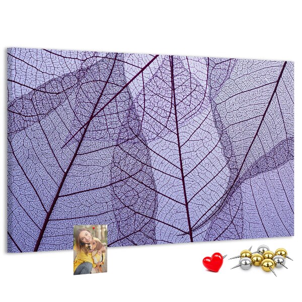 Korktafel mit zartem Blattmuster auf violettem Hintergrund